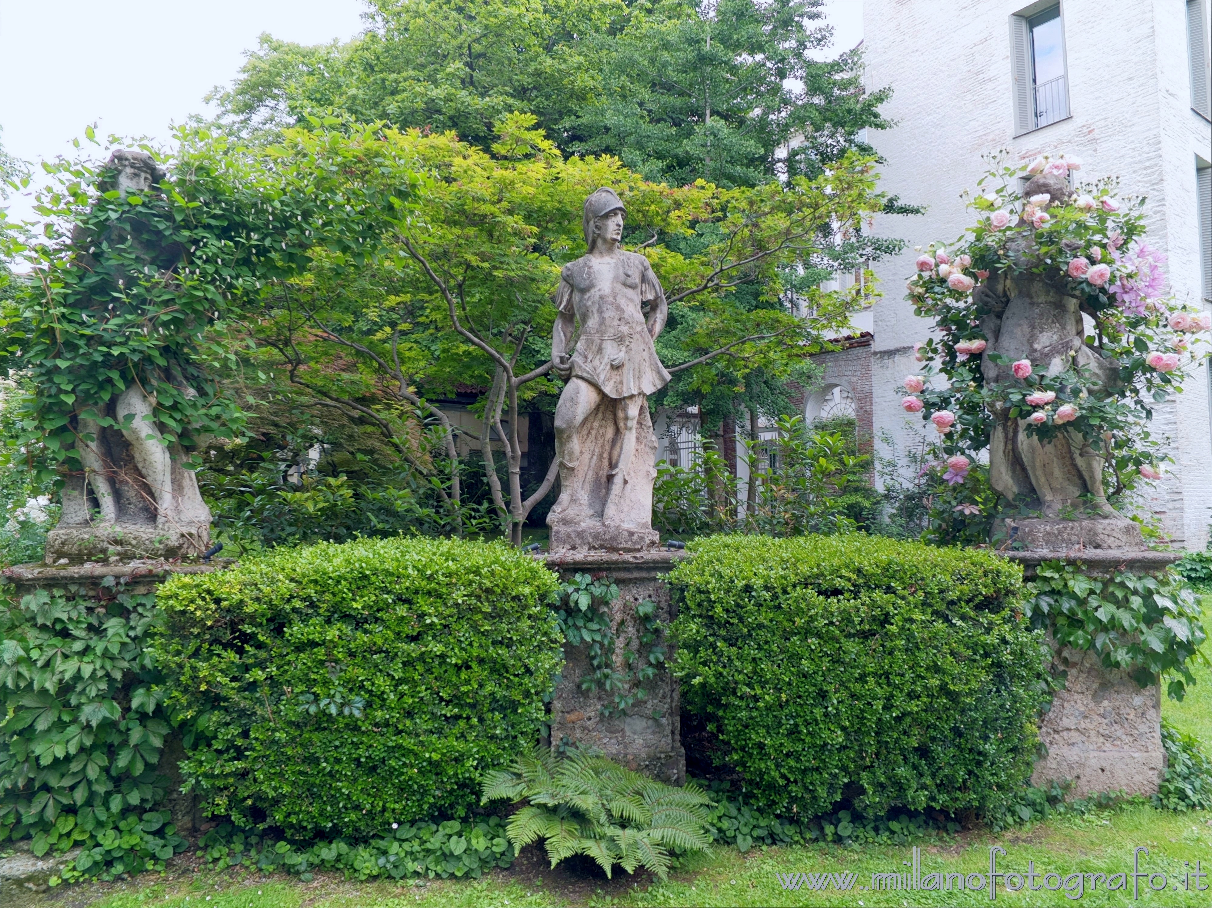 Milano - Statue nel parco di Casa degli Atellani e Vigna di Leonardo 